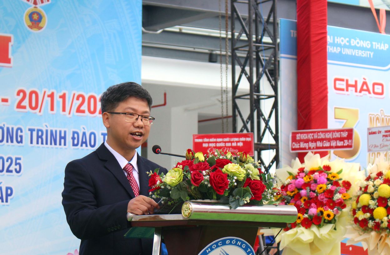 GS.TS Huynh Vinh Phuc phat bieu tri an ban be, dong nghiep va sinh vien tai le Ngay Nha giao Viet Nam nam 2025. Anh: Lam Dien