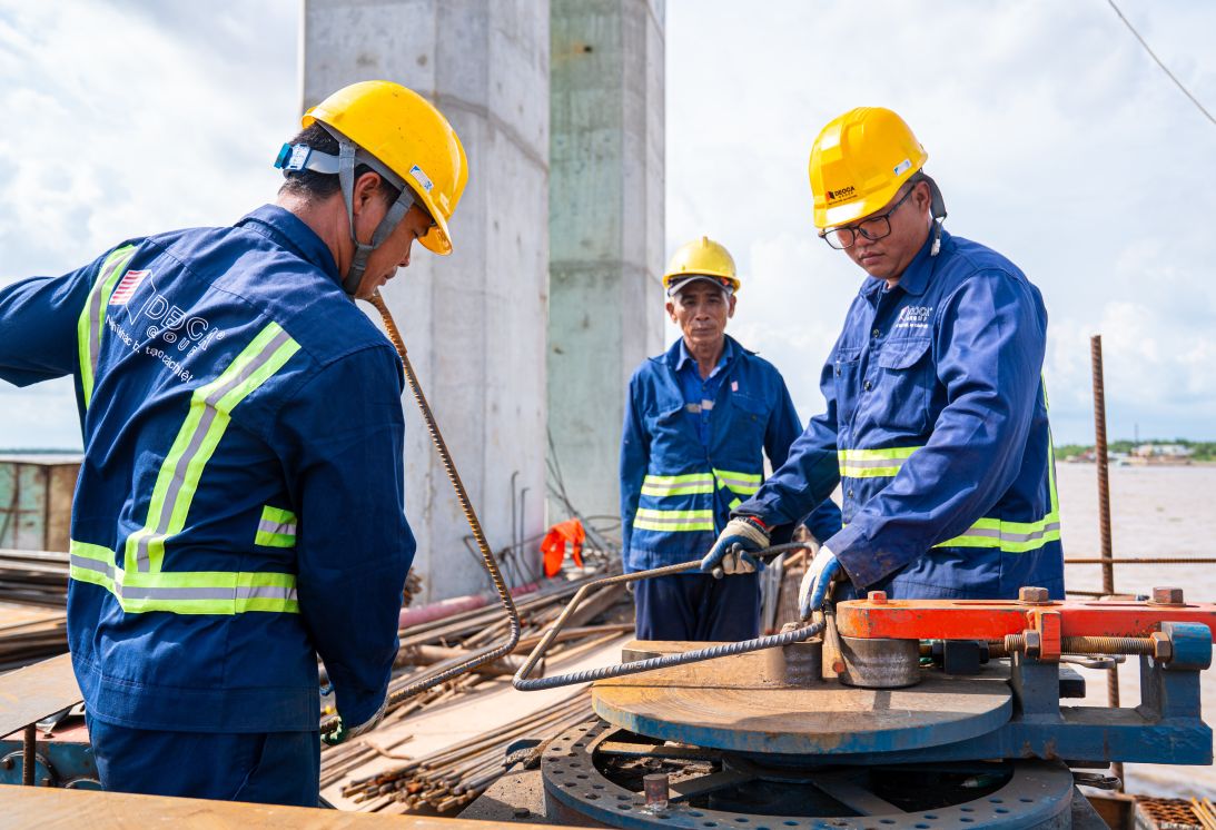 Cong nhan thi cong tai cau Dai Ngai 1. Anh: Phuong Anh