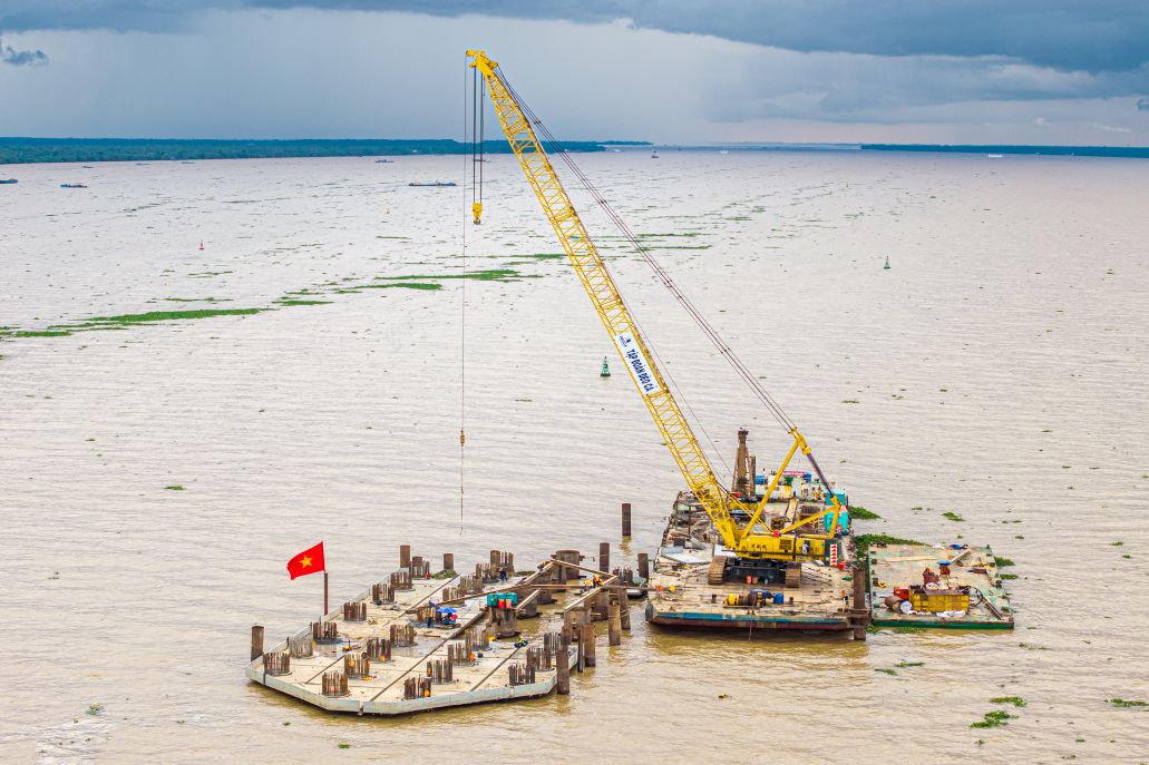 Thiet bi khoan coc nhoi co lon va sa lan 5.000 tan duoc huy dong tai cong truong cau Dai Ngai de ung pho thuy trieu va gio manh. Anh: Phuong Anh