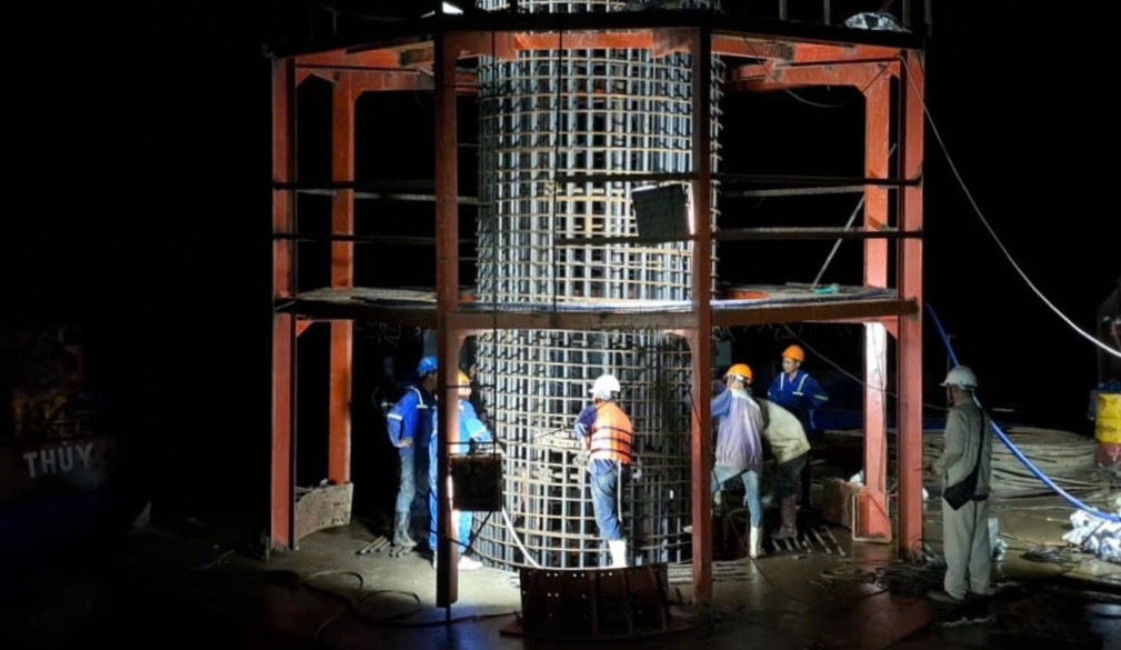 Doi cong nhan lam viec xuyen dem khi thuy trieu xuong, tan dung “gio vang” thi cong. Anh: Don vi cung cap