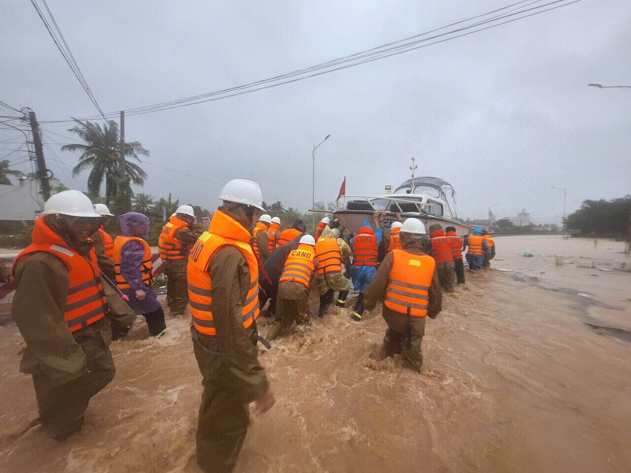 Luc luong chuc nang trien khai phuong tien di doi nguoi dan den noi an toan. Anh: Cong an cung cap