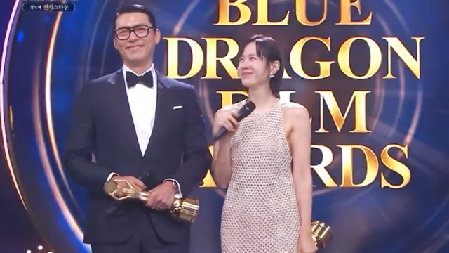 Hyun Bin and Son Ye Jin shared the same frame when receiving the Blue Dragon award. Photo cut from video