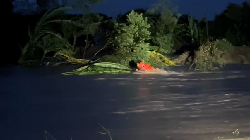 주민들이 홍수 속에서 안전하게 해안으로 구조되었습니다. 사진: DVCC