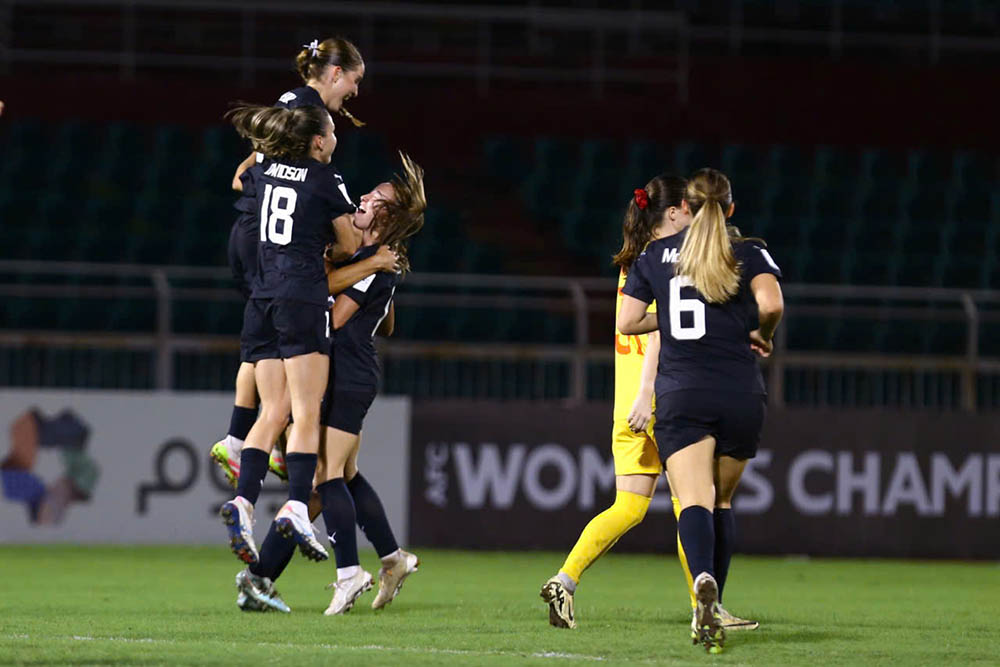 Doi thu duoc danh gia cao hon la Melbourne City nhanh chong ghi 2 ban thang khi tran dau moi bat dau duoc 4 phut. McNamara va Apostolakis la 2 cau thu lap cong cho dai dien den tu Australia.