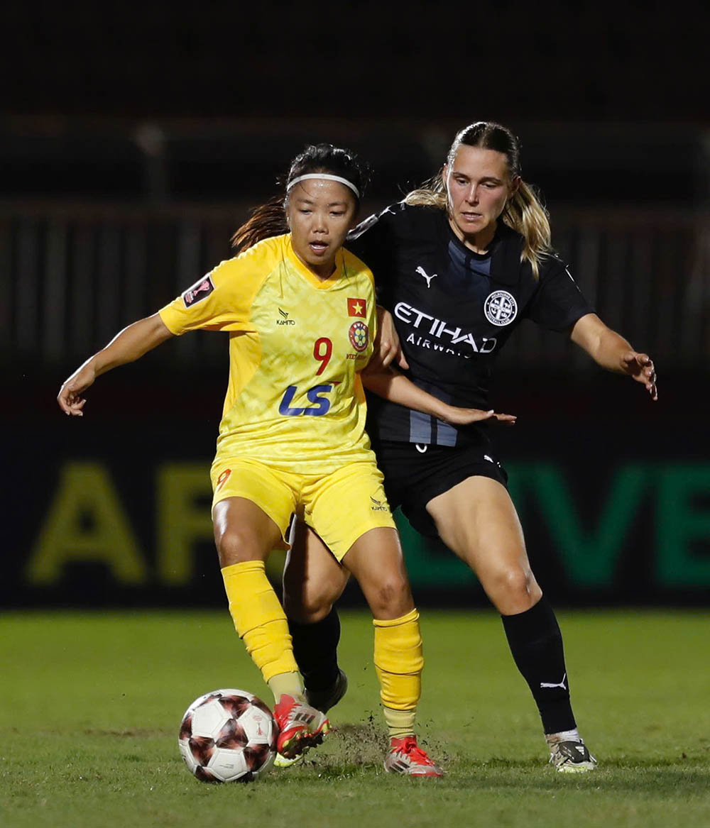 Sang hiep 2, TPHCM bat dau tung cac cau thu tru cot nhu Bao Chau, Huynh Nhu,... vao san de cai thien suc manh hang cong.