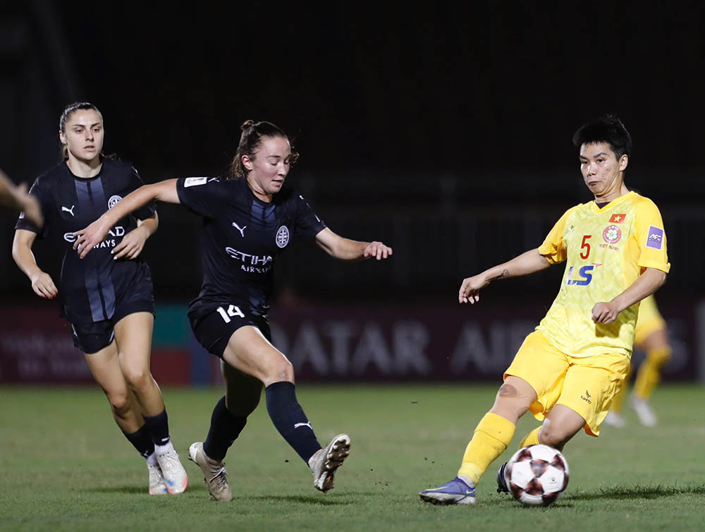 Cau lac bo nu TPHCM da tao ra the tran tot hon trong hiep 2, nhung cac co hoi lan luot troi qua trong su tiec nuoi cua cac co dong vien tren san Thong Nhat. Trong do, dang tien la cu dut diem ki thuat dua bong di trung xa ngang cua K'Thua o phut 90+4.