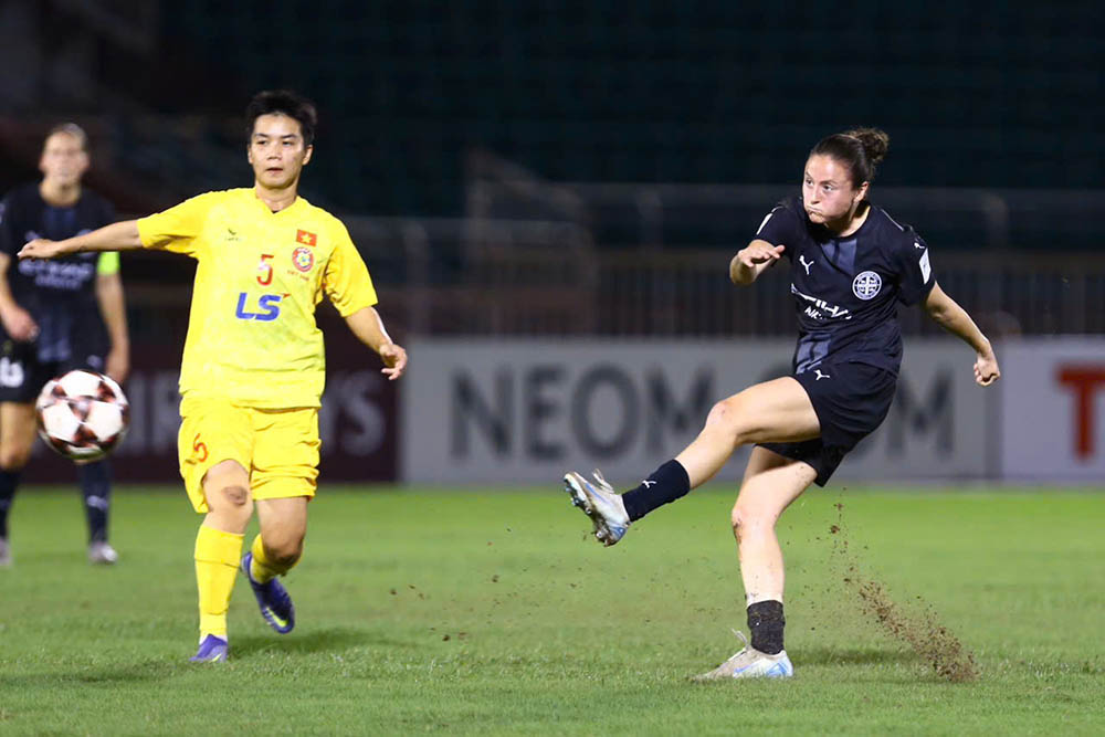 Sau 2 ban thang som, Melbourne City kiem soat hoan toan the tran va tao ra hang loat tinh huong tan cong uy hiep khung thanh cua thu mon Kim Thanh.