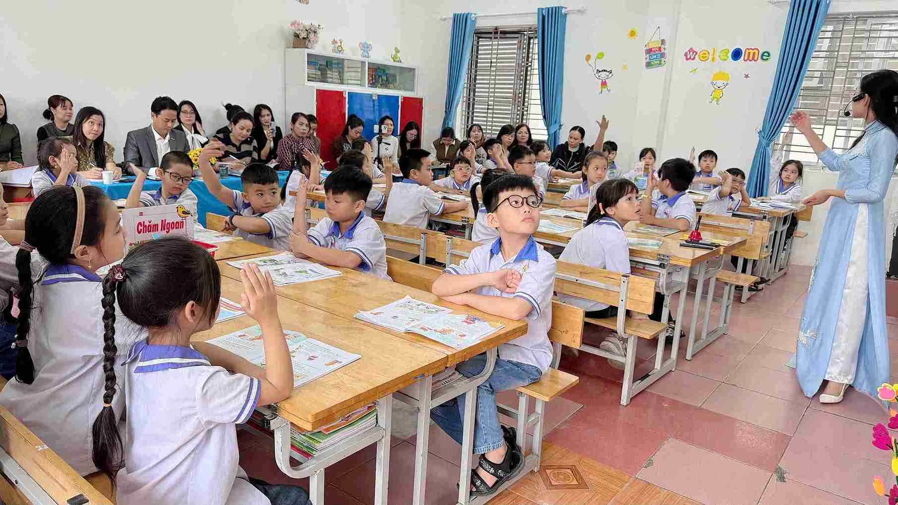 Tu Minh小学校(ハイフォン市)の生徒が教師の講義に熱心に耳を傾けています。写真:提供者提供