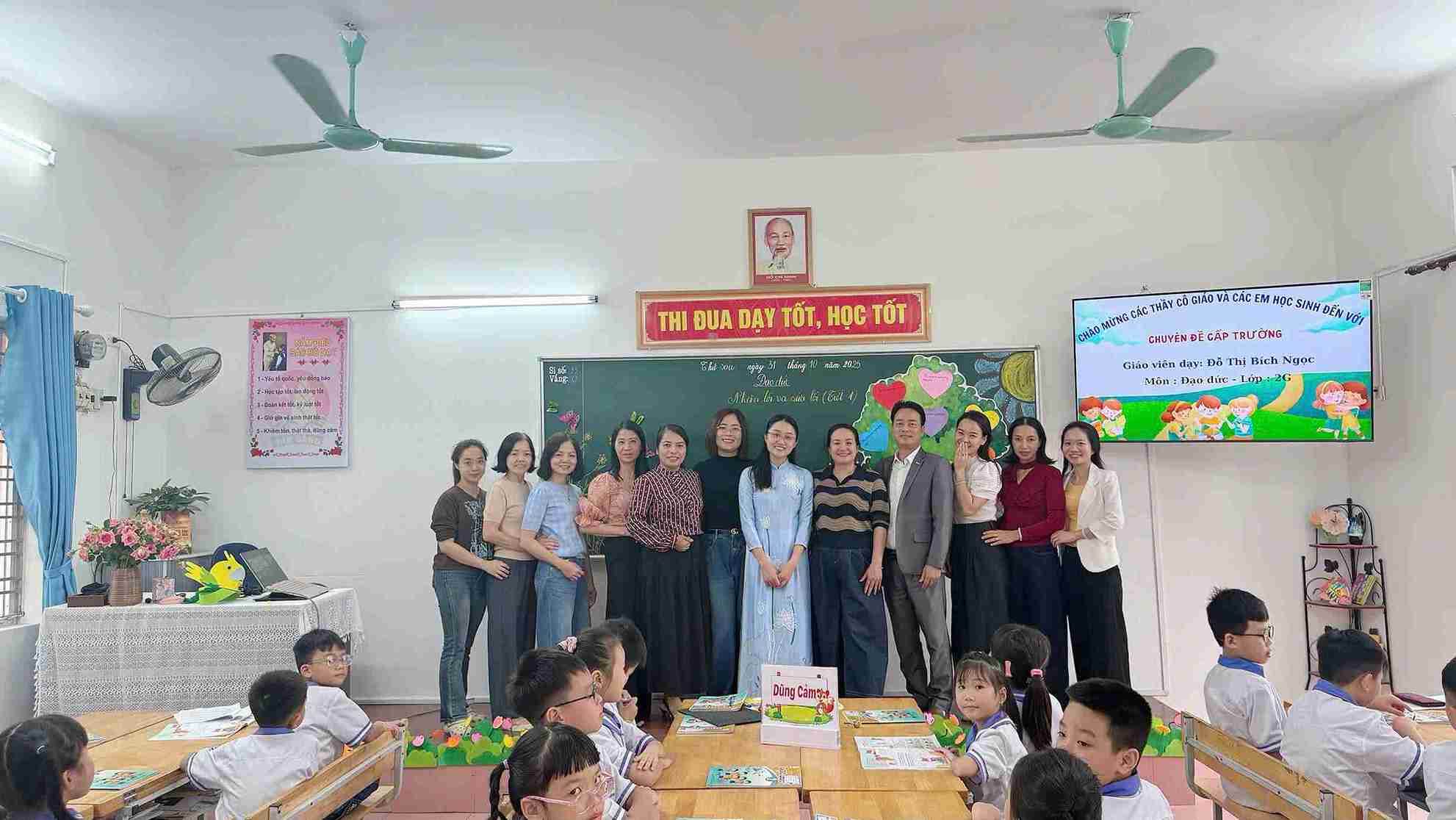 Thay Vu Quoc Huy dung cung cac giao vien trong lop hoc