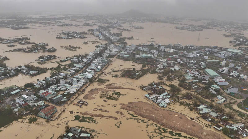 잘라이성 동부 지역의 많은 지역이 홍수에 깊이 잠겼습니다. 사진: 호아이 프엉