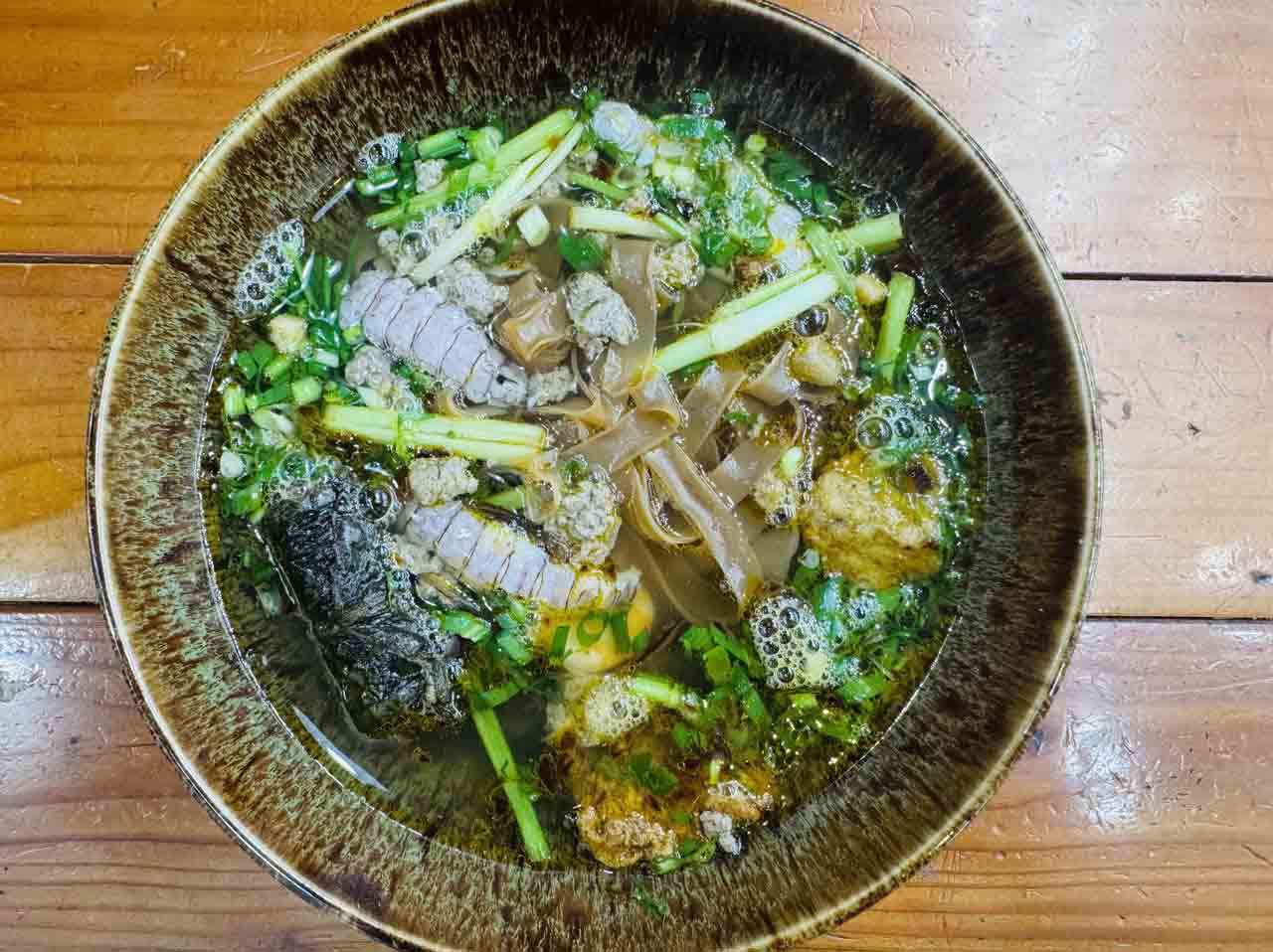 Khi den Hai Phong, ban nhat dinh phai an thu mon banh da cua. Anh: Linh Boo