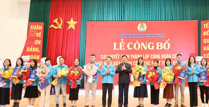 Nhan dip nay, Cong doan cac khu cong nghiep tinh da trao nhieu suat qua y nghia nham chia se, dong vien cac cong nhan lao dong co hoan canh kho khan. Anh: DVCC.