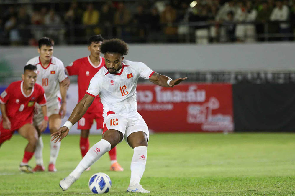 Xuan Son ghi ban khai thong the be tac cho doi tuyen Viet Nam. Anh: VFF