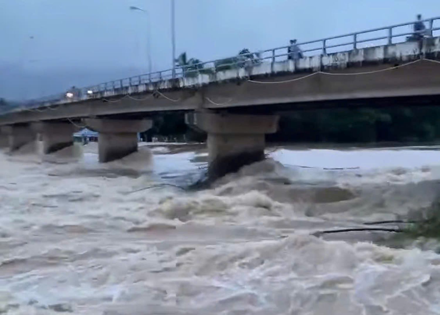 나트랑의 까이 강은 경보 3단계를 넘어섰으며 오늘 밤 칸호아에서 홍수 최고조에 진입했습니다. 사진: 프엉 린