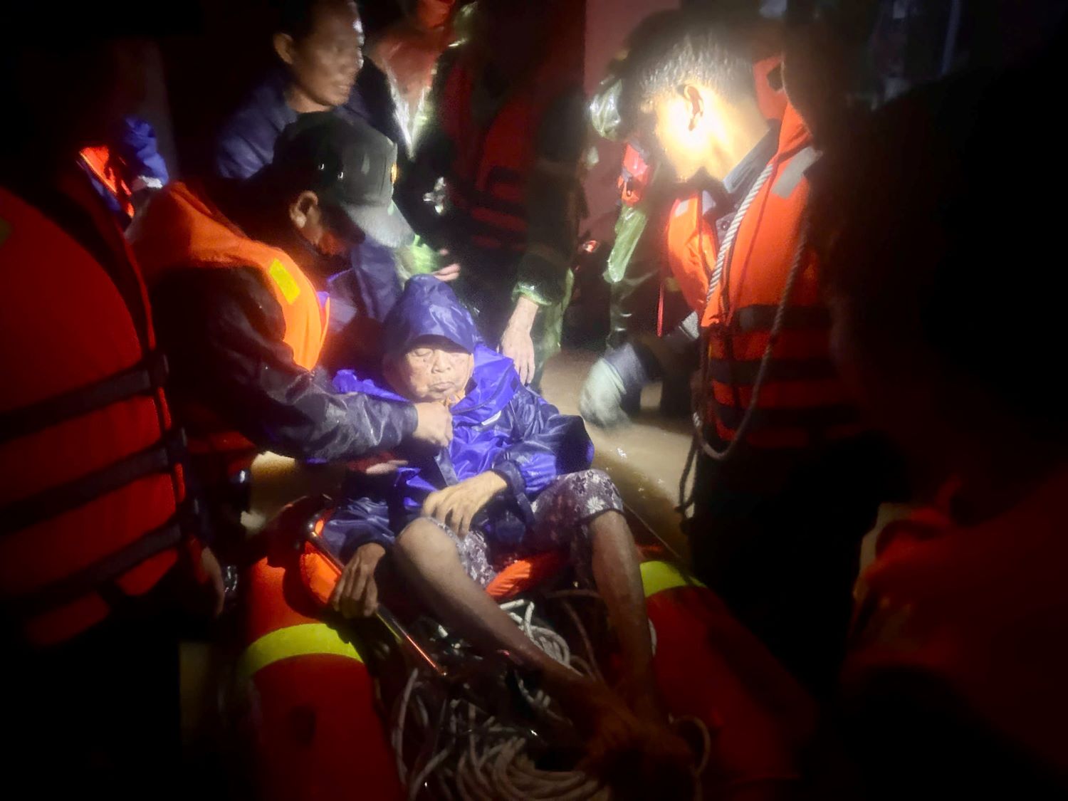 Luc luong chuc nang Khanh Hoa dang chay dua voi thoi gian de ung cuu nhung nguoi gia, tre nho bi co lap khi lu dang cao. Anh: Cong an Khanh Hoa