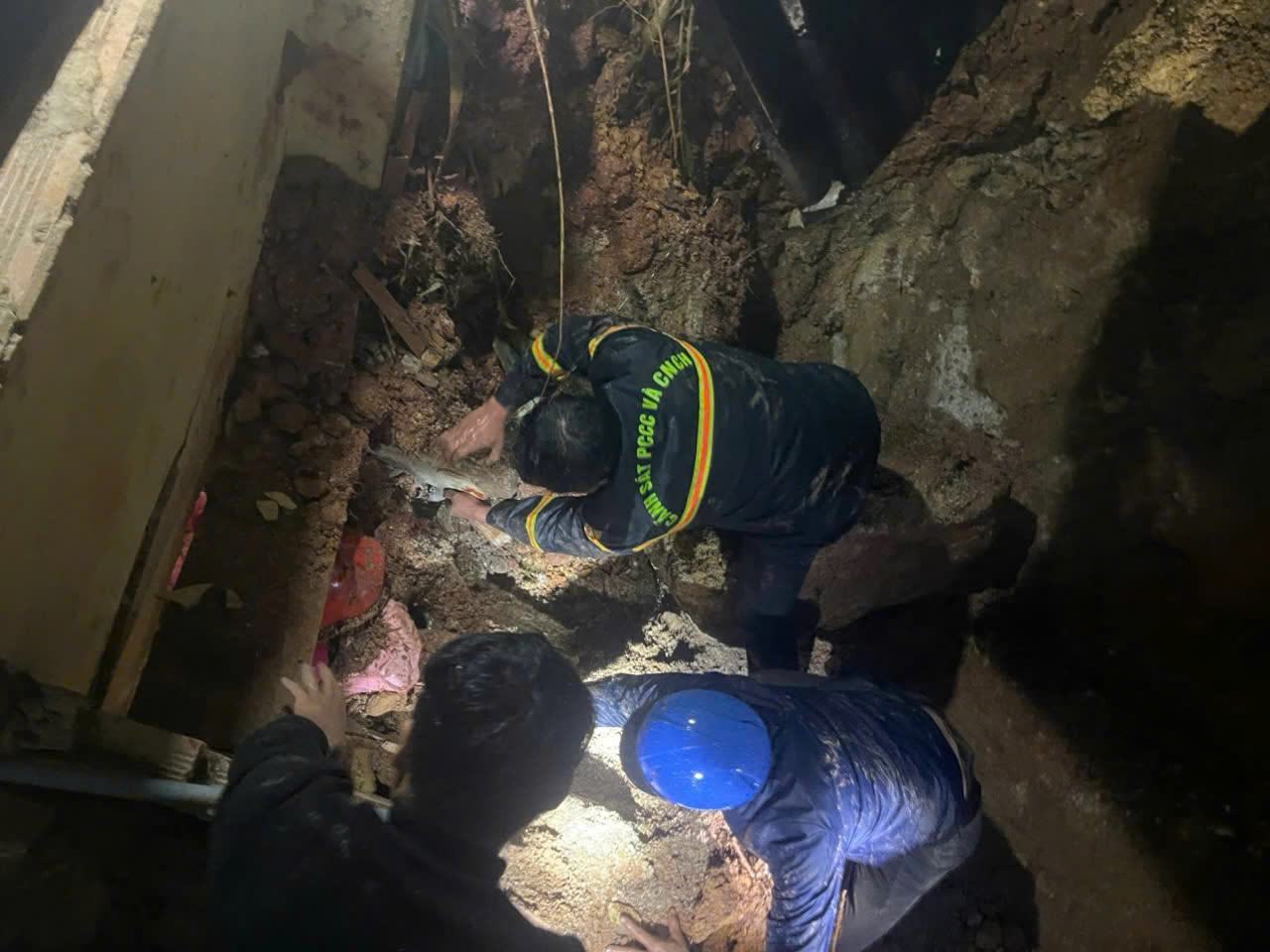 Rescue forces are trying to rescue an 8-year-old girl trapped in a landslide on the evening of November 19 in Lam Dong. Photo: Phuc Khanh