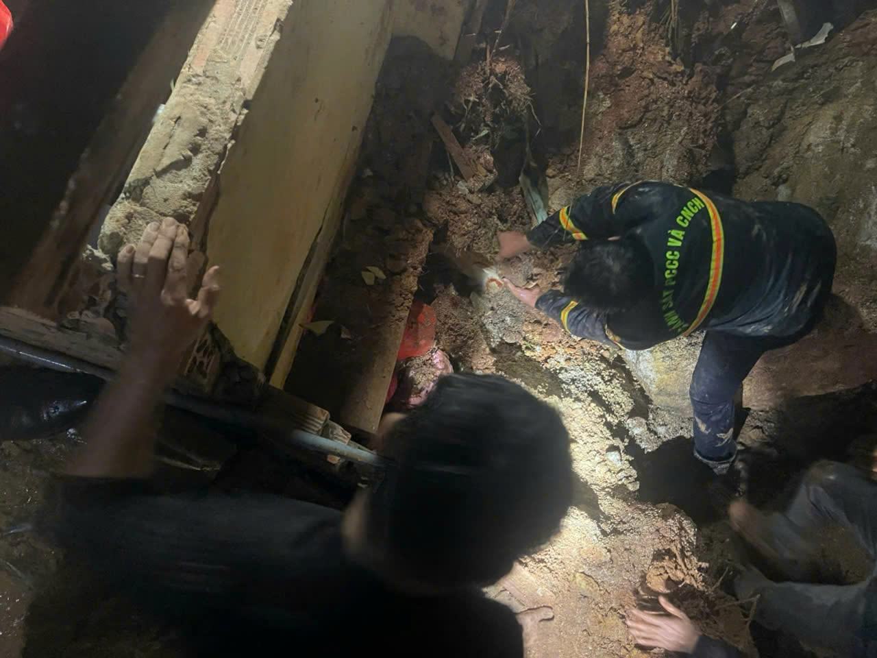 Luc luong cuu ho no luc tiep can hien truong giai cuu be gai trong vu sat lo tai phuong Xuan Truong - Da Lat. Anh: Phuc Khanh