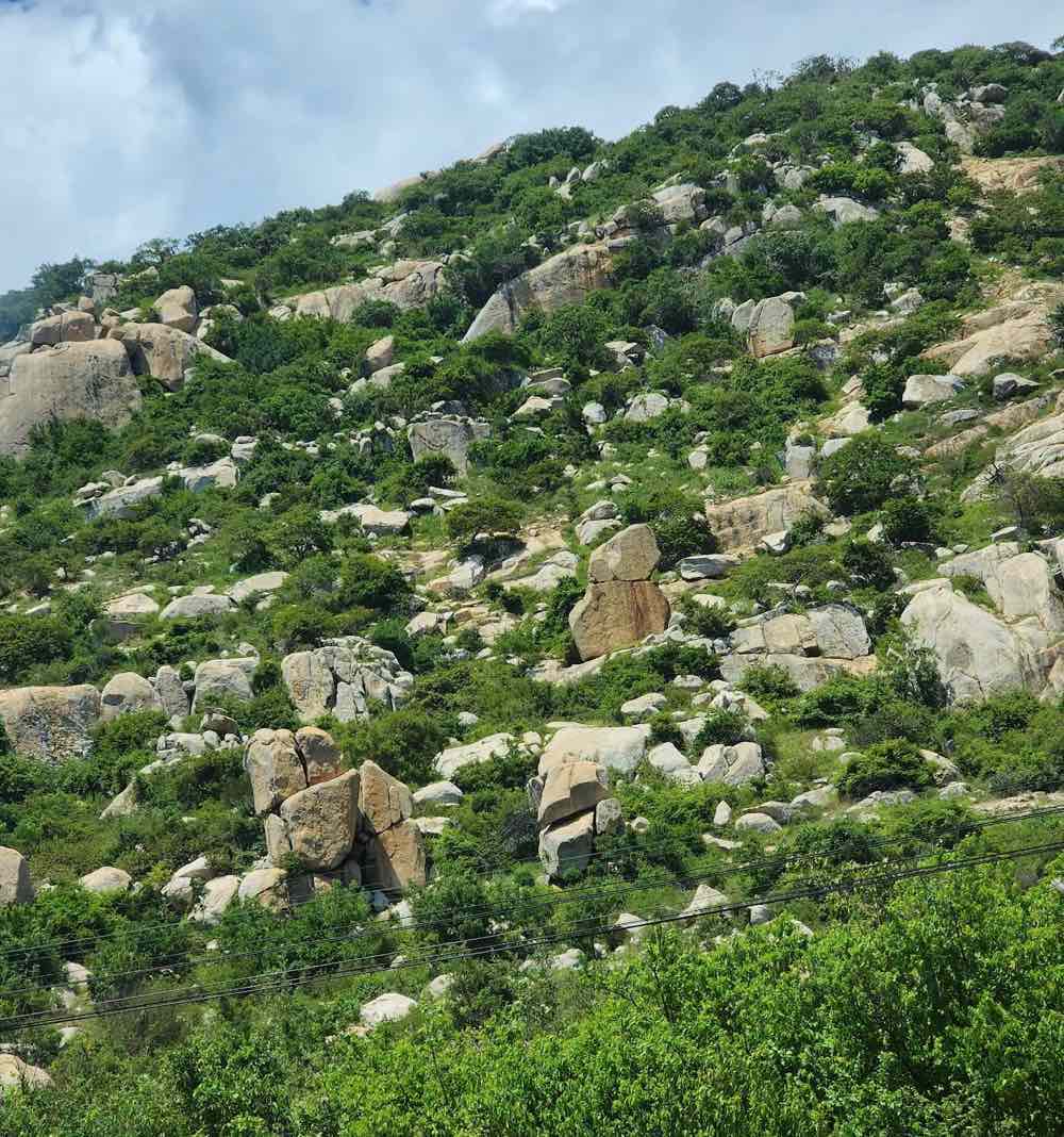 Qua doi ven duong co nhieu tang da to, nguy co tiep tuc lan xuong Quoc lo 1. Anh: Duy Tuan