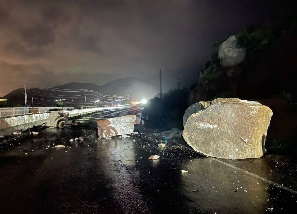 Hien truong tang da to lan xuong Quoc lo 1. Anh: Nguoi dan cung cap