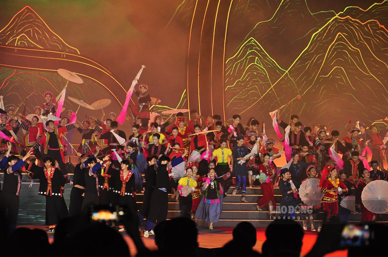 Nhieu tiet muc bieu dien nghe thuat dac sac tai le khai mac. Anh: Dinh Dai