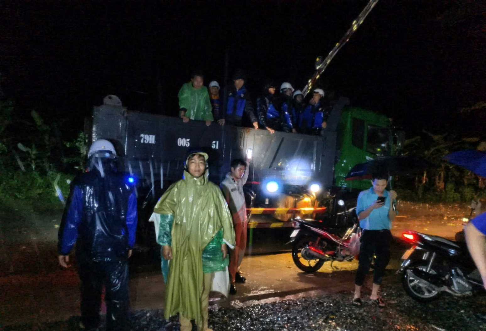 People who escaped the landslide on Hon Ba peak were taken to a safe shelter. Photo: Khanh Hoa