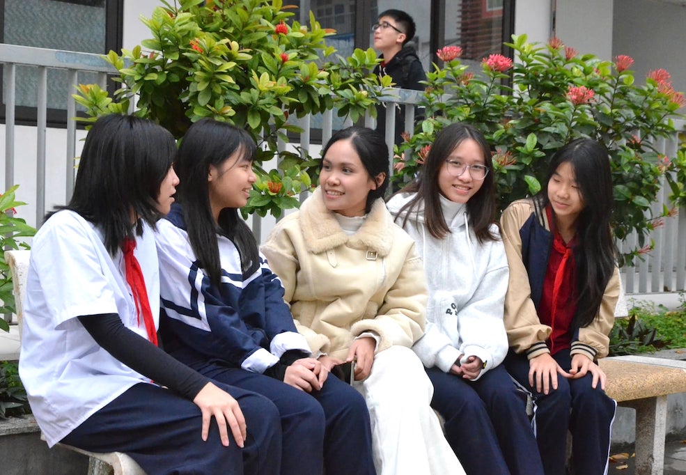 Ngoai gio len lop, co Pham Phuong Thao (o giua) luon danh thoi gian tro chuyen cung hoc tro. Anh: Van Trang