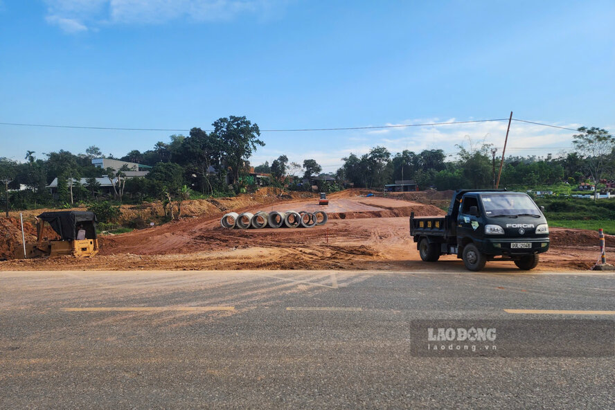 Nha thau thi cong dang tien hanh dao dap nen duong. Anh: To Cong.