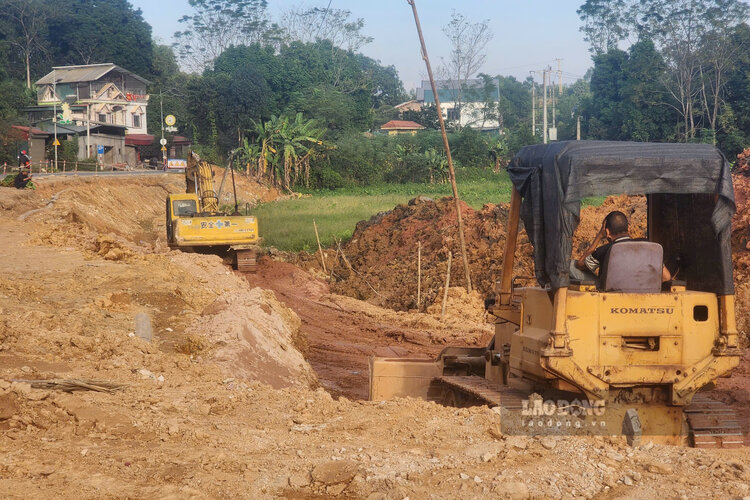 Co 2 nha thau thi cong tuyen duong nay. Anh: To Cong.