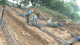 라오까이성 깜드엉브라 동의 두 제방 프로젝트는 2025년 12월 31일에 기본적으로 완료될 예정입니다. 사진: Dinh Dai