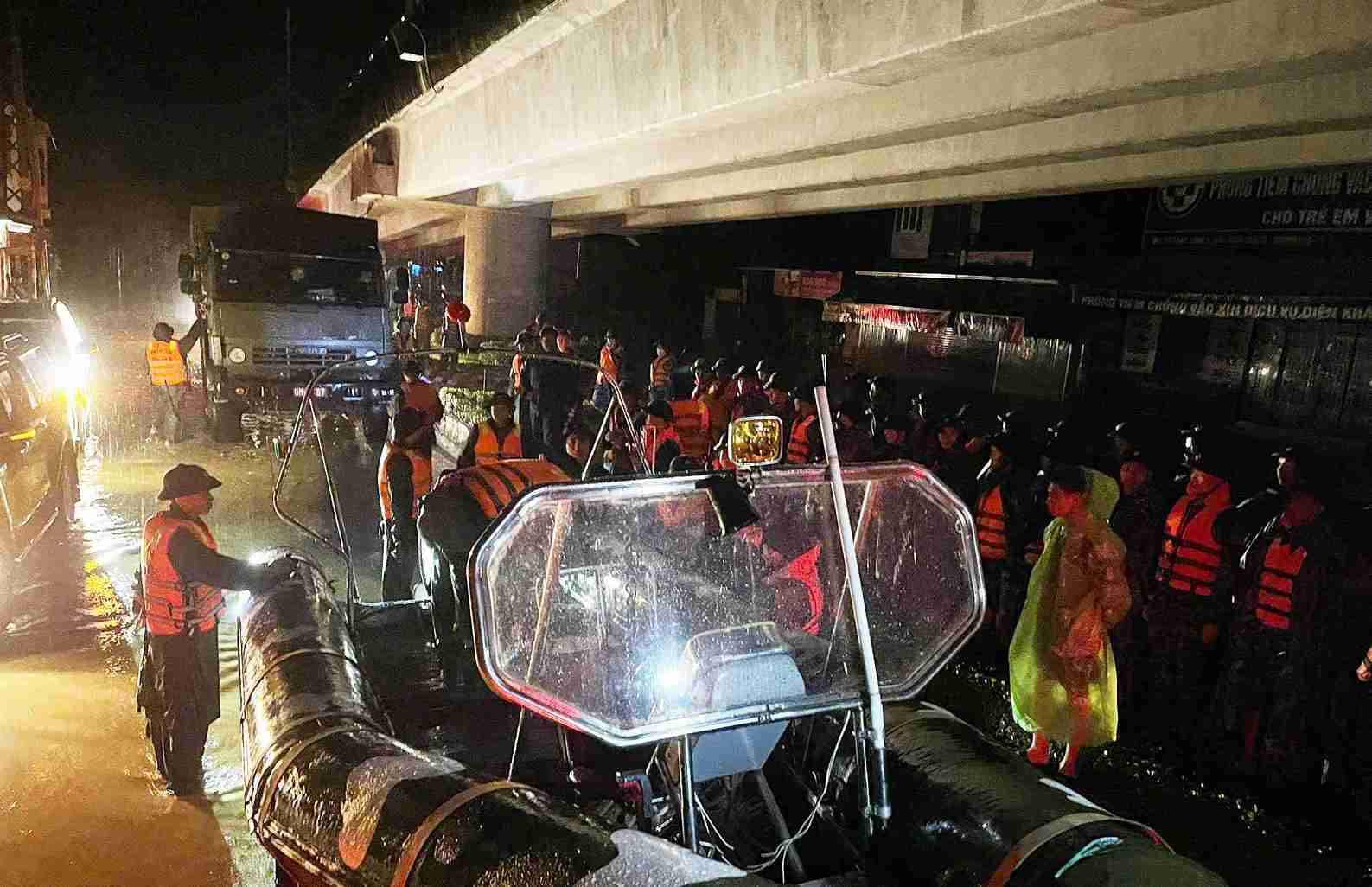 Dem qua can bo, chien si Hai quan giup nhan dan di chuyen khoi cac vung ngap lut.  Anh: Huu Long