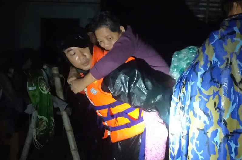 Luc luong hai quan giup dan trong vung lu lut. Anh: Huu Long