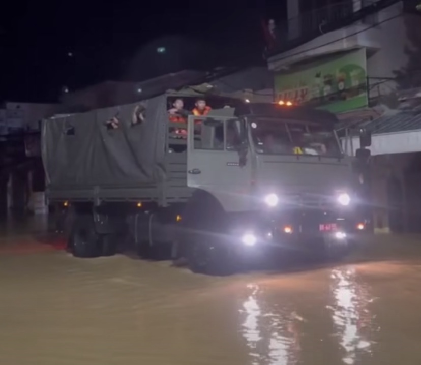 Lu doan Dac cong 5 da co mat tai phuong Tay Nha Trang de giup dan. Anh: Huu Long