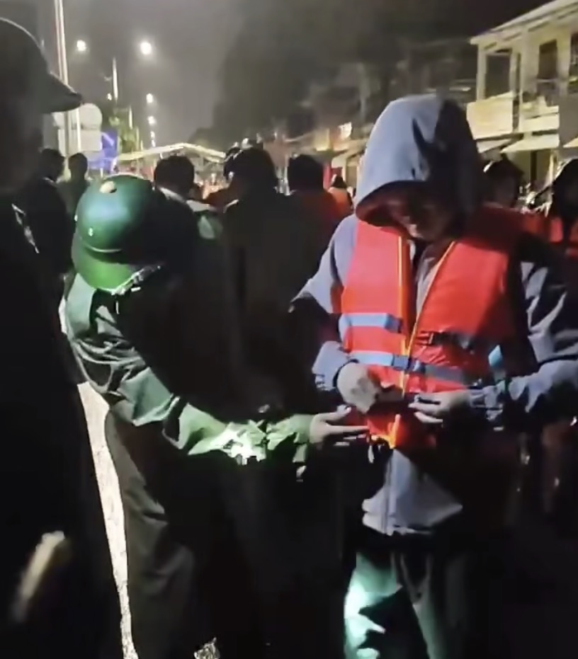 The authorities brought doctors and spare blood to the flood center for surgical rescue of the pregnant woman in Khanh Hoa. Photo: Huu Long
