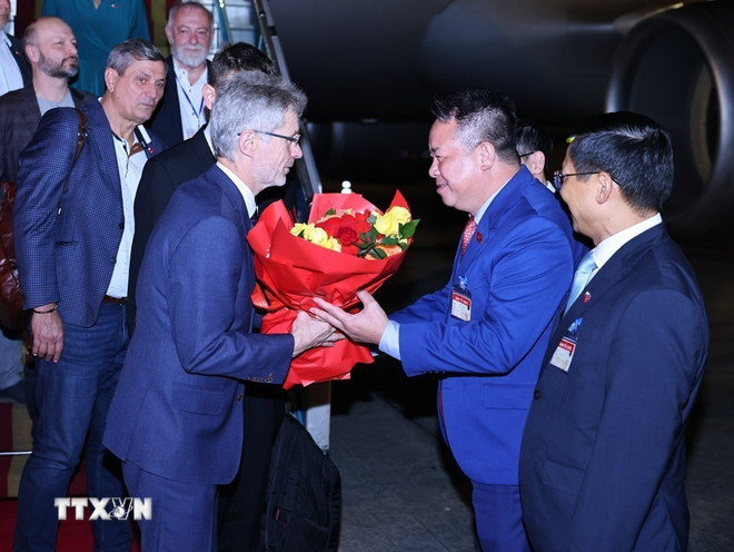 Vice Chairman of the National Assembly's Committee on National Defense, Security and Foreign Affairs Nguyen Quoc Hung welcomed Chairman of the Czech National Assembly Milos Vystrcil at Noi Bai International Airport. Photo: VNA