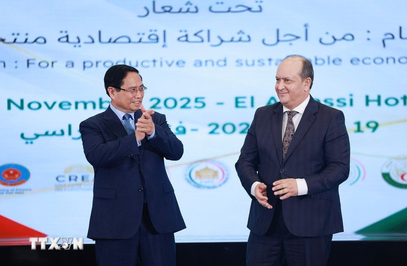 Politburo member, Prime Minister Pham Minh Chinh and Algeria Prime Minister Sifi Ghrieb at the Vietnam - Algeria Economic Forum. Photo: VNA