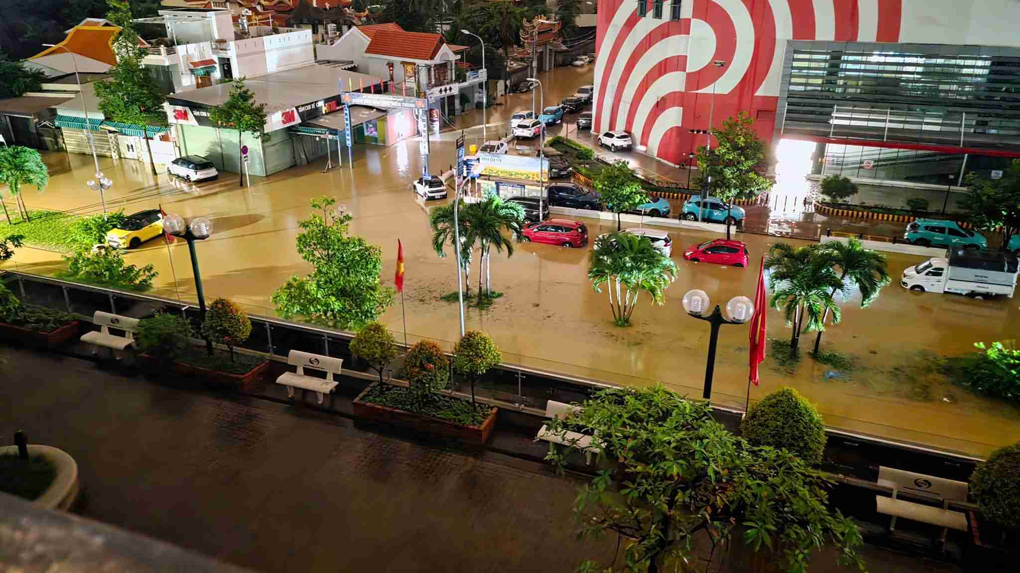 Lu len nhanh khien nhieu nguoi o khu vuc Nha Trang khong kip tro tay. Anh: Duc Loi