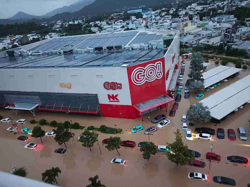 Hang tram oto tien ti o trung tam phuong Tay Nha Trang Nha Trang ngap trong nuoc lu. Anh: Duc Loi