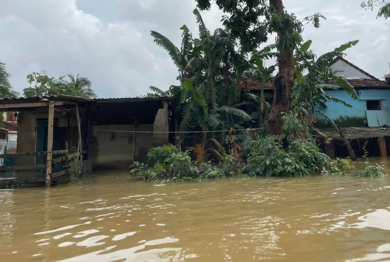 The water level of Kien Giang River receded slowly on the morning of November 2. Currently, the whole province of Quang Tri still has 1 missing person. Photo: Hoai Bao
