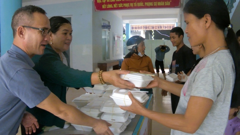 A meaningful meal in the landslide area of Nam Tra My, Da Nang