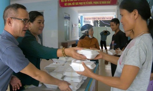 Bữa cơm nghĩa tình ở vùng sạt lở Nam Trà My, Đà Nẵng