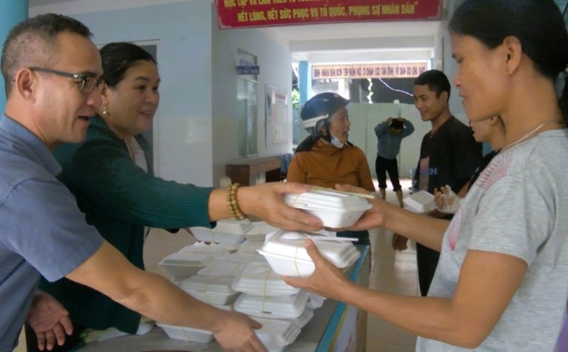 A meaningful meal in the landslide area of Nam Tra My, Da Nang