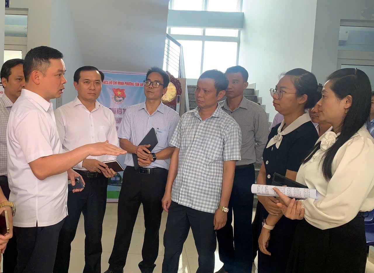 Pho Bi thu Tinh uy Do Huu Huy (ngoai cung ben trai) lam viec voi co so ve viec phat trien khoa hoc cong nghe, doi moi sang tao va chuyen doi so. Anh: Anh Hung