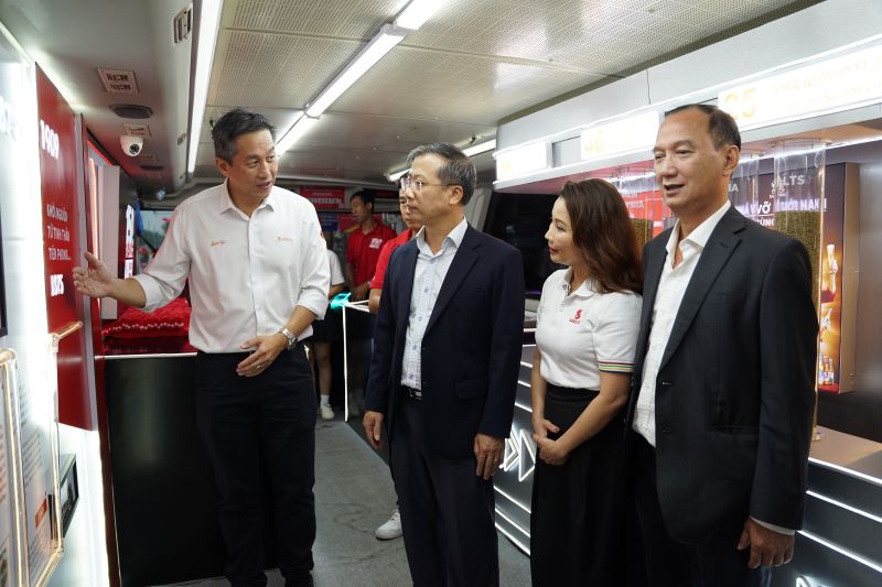 Dai dien lanh dao tinh Nghe An tham quan, tim hieu ve hoat dong “Hanh Trinh Di San” cua SABECO. Anh: SABECO