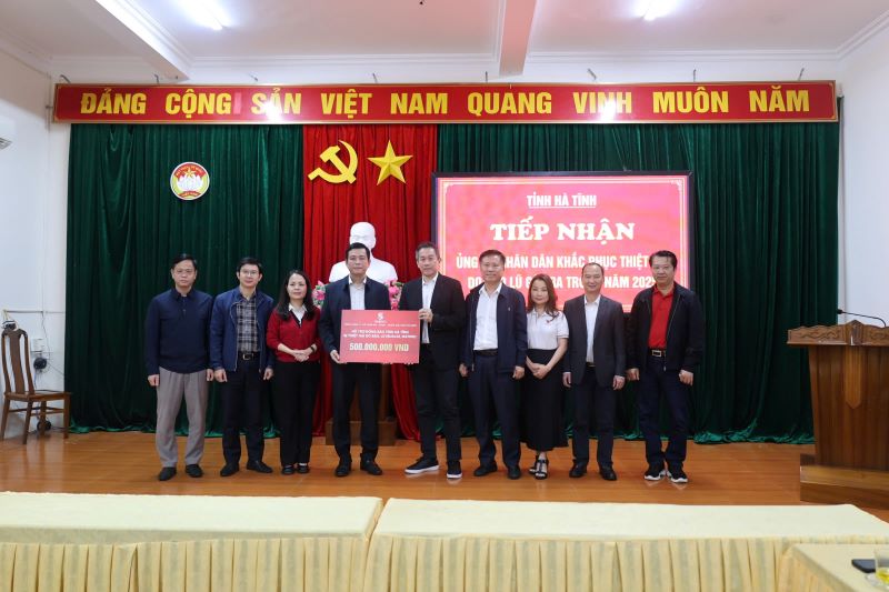 SABECO trao bang ho tro tri gia 500 trieu dong cho tinh Ha Tinh. Anh: SABECO