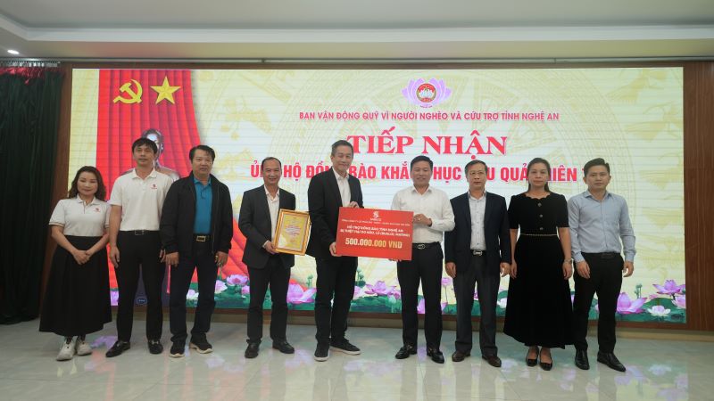 SABECO presented a support package worth VND500 million to Nghe An province. Photo: SABECO