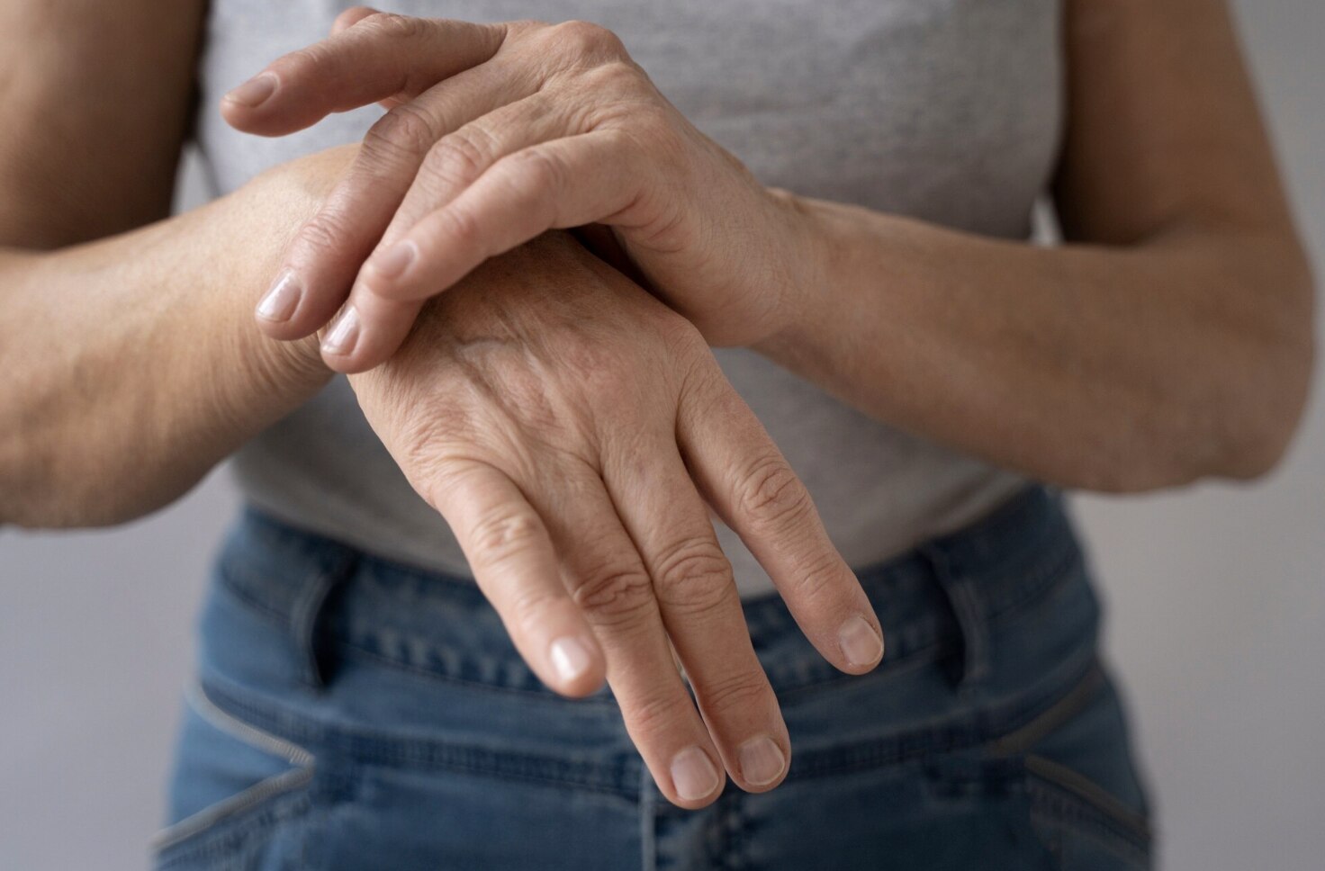 Things to avoid to protect joints. Photo: Thuy Duong