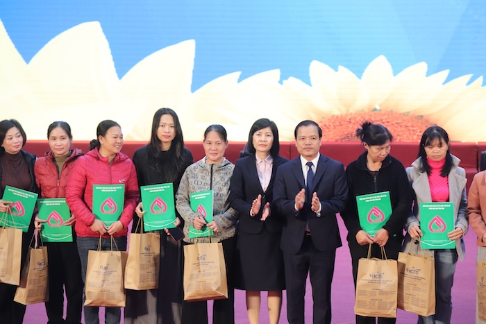 Ban to chuc trao Hop dong vay von cho nguoi lao dong tai phien giao dich viec lam Ha Noi 2025. Anh: My Linh