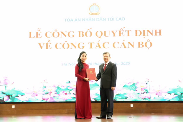 Chief Justice of the Supreme People's Court Le Minh Tri presented the appointment decision to Ms. Nguyen Thi Ha. Photo: Supreme People's Court