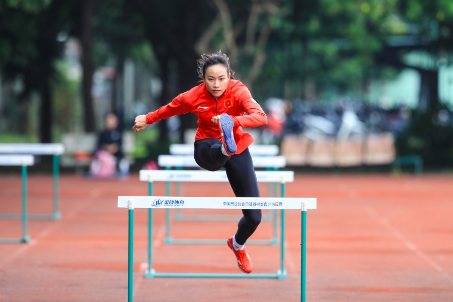 My Tien cung huan luyen vien Nguyen Van Loi dang tap luyen cuong do cao trong giai doan nuoc rut chuan bi SEA Games 33. Anh: Minh Dan