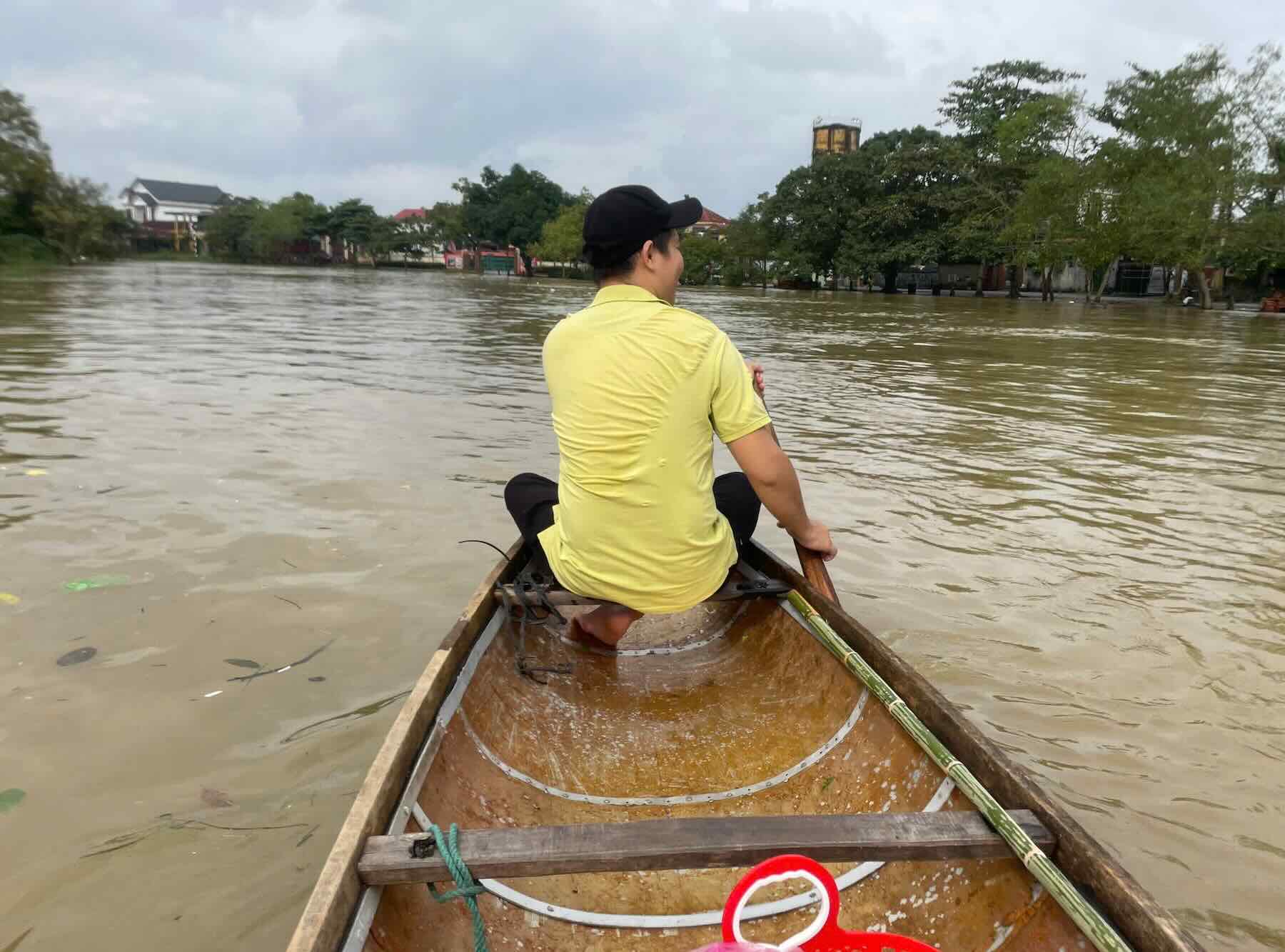 The boat trip of people in Le Thuy commune, Quang Tri province in the flood season. Photo: Xuan Thuy